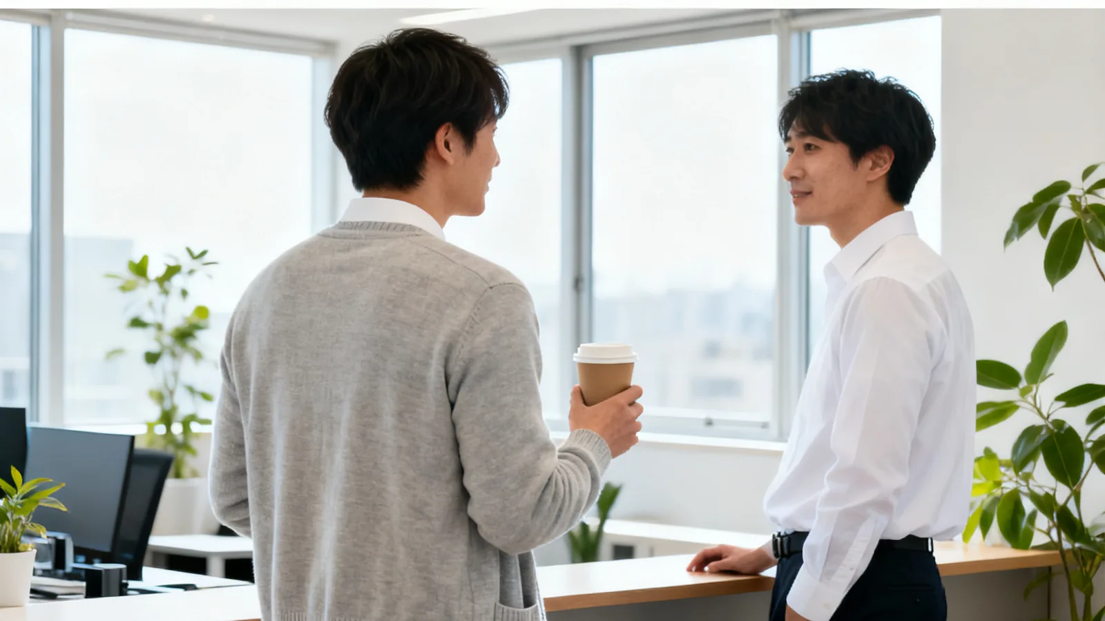 オフィスの休憩スペースで話す同僚たち