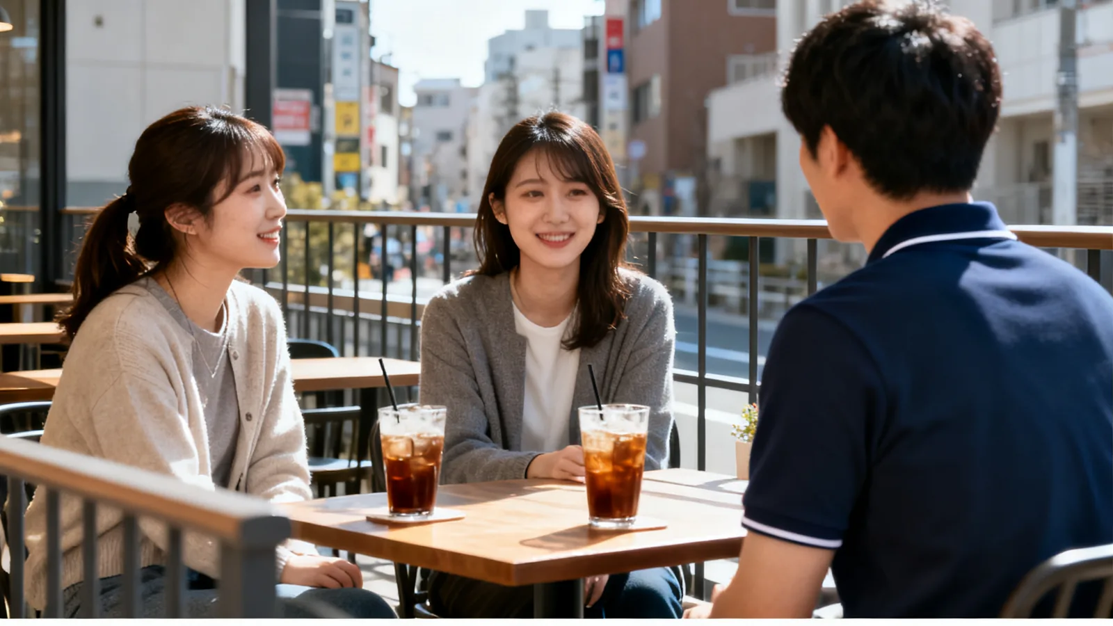 カフェのテラスで話す友人たち