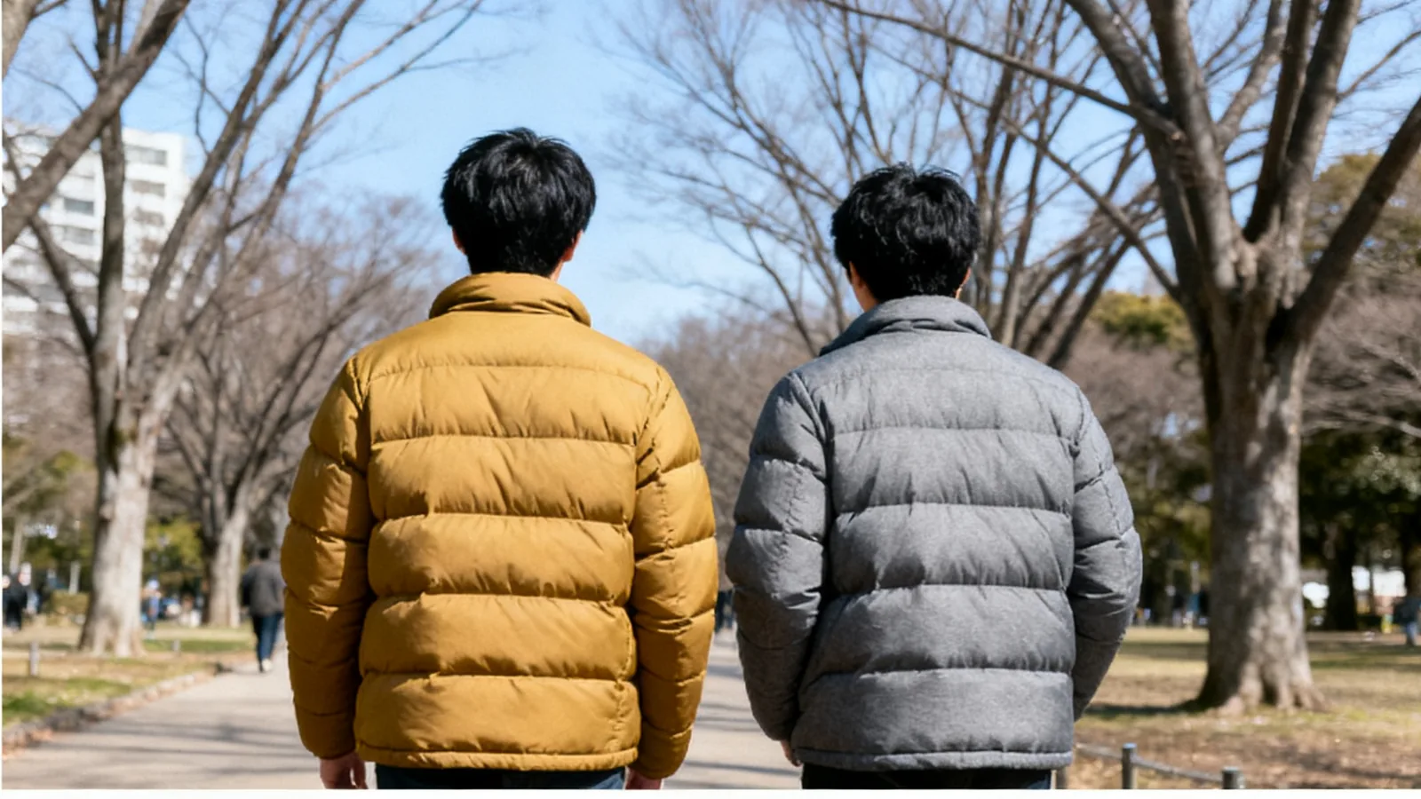 冬の公園を父親と並んで歩く男性の後ろ姿
